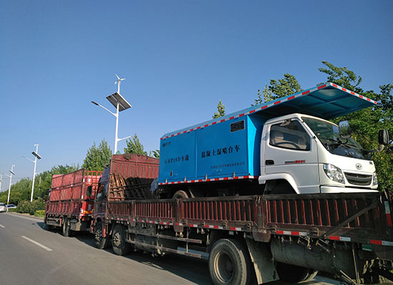 車載混凝土濕噴臺車、空壓機(jī)發(fā)貨現(xiàn)場